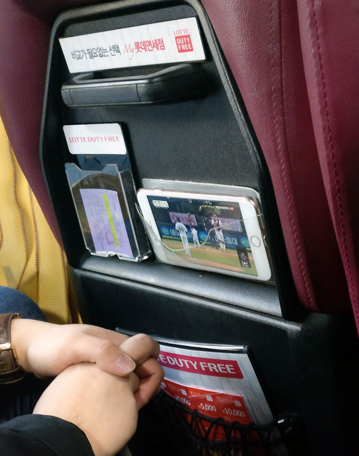 These Transparent Pockets To Watch Movies On Your Phone In Seoul Bus