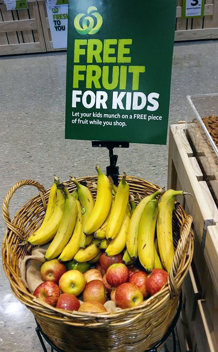 Fruta gratis para los niños en el supermercado