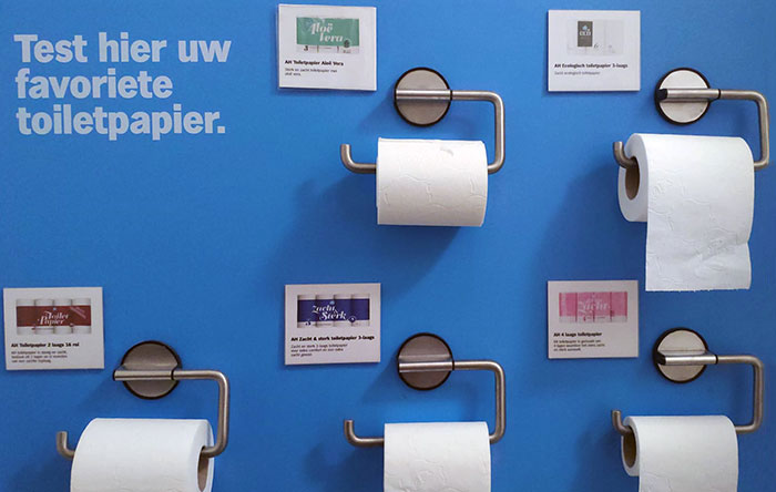 Tienda holandesa con muestras de todos los distintos papeles higiénicos que ofrecen, en sus servicios