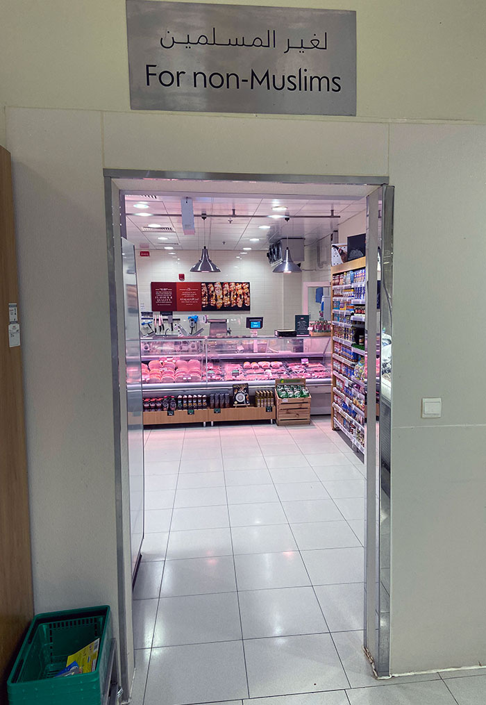 Sección para no musulmanes en un supermercado de Dubai