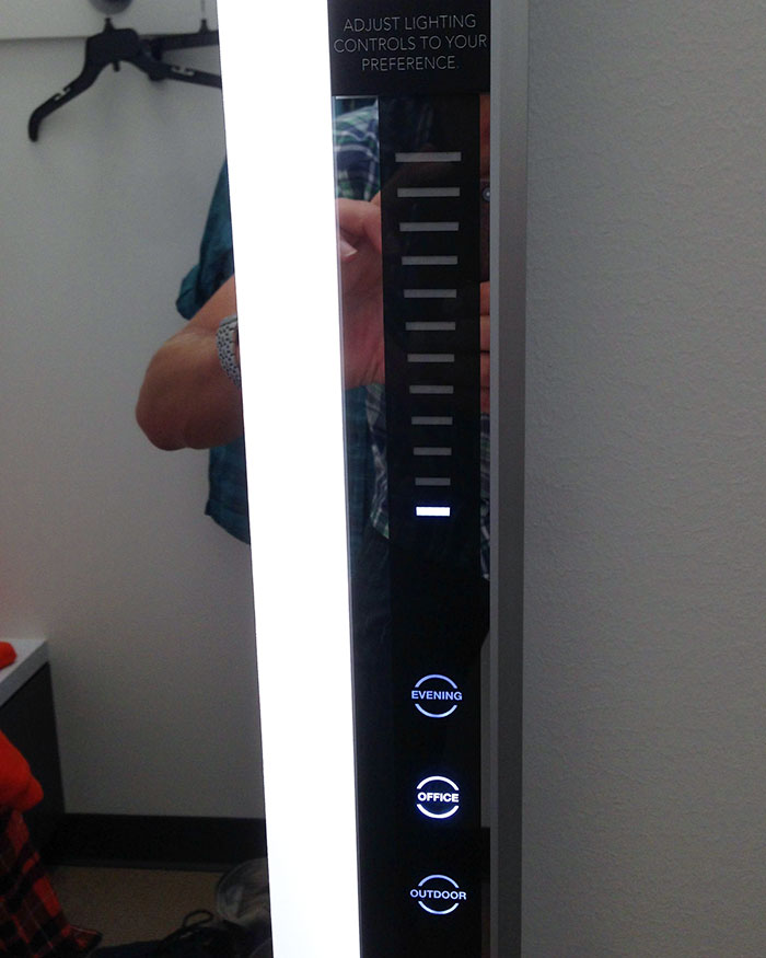 Dressing Room Mirror Allows You To Adjust The Lighting, Type And Brightness