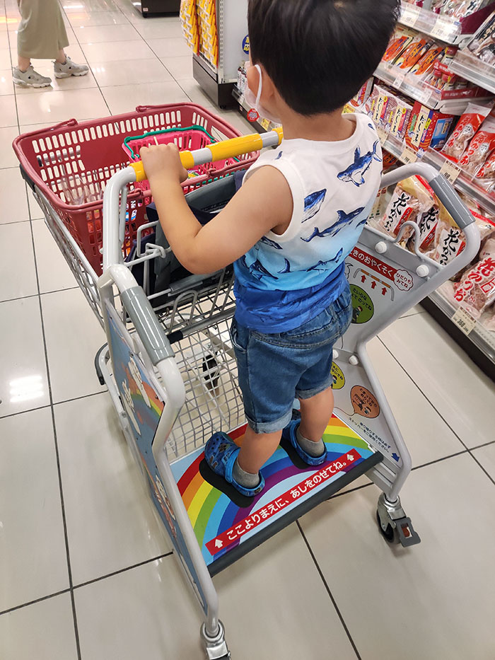 Carrito de compra con espacio para llevar a los niños de pie