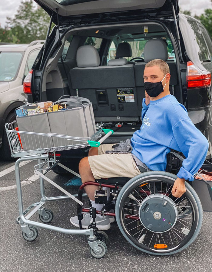 Carro de la compra que se puede enganchar a la silla de ruedas