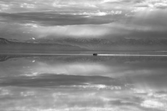 Duck Boat Slicing Through The Solitude On The Great Salt Lake