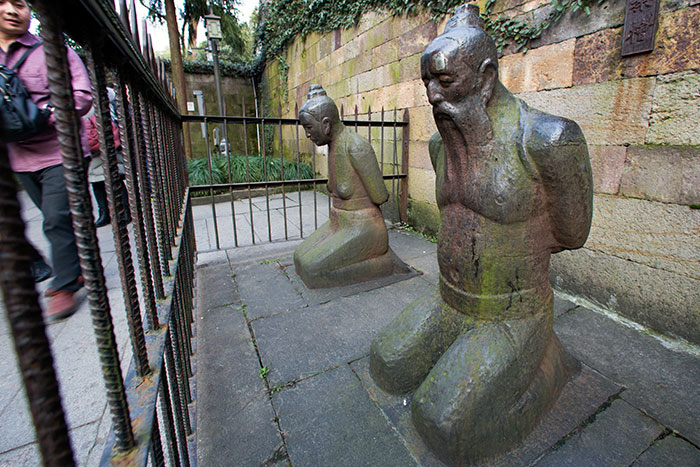 In China, This Is A Statue Of Qin Hui, A Corrupt Politician From The 11th Century Widely Regarded As A Traitor