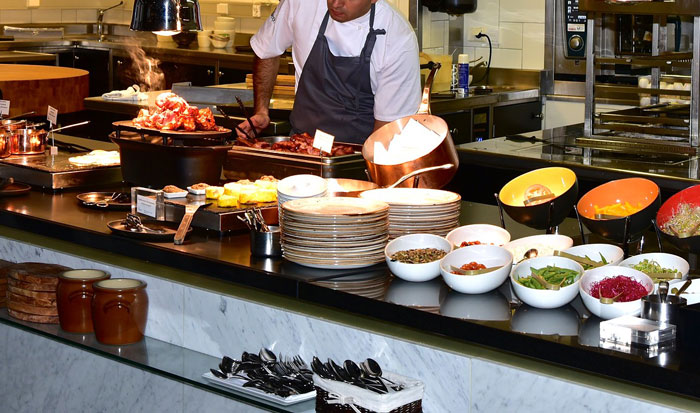 Karen Can’t Wait 4 Minutes For Breakfast And Yells At Hotel Staff, They Take Petty Revenge