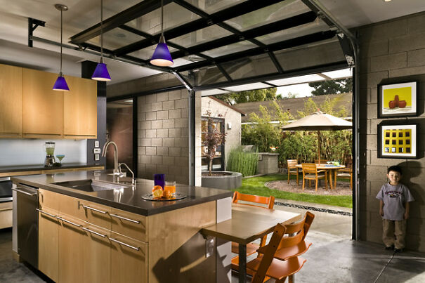 kitchen-with-private-courtyard-outside-glass-garage-doors-jeannette-architects-imgcd912d470de65e66_4-4528-1-0e10793.jpg