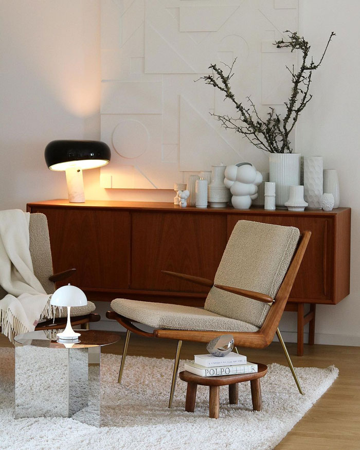 Living space with two armchairs and white sculptural pieces