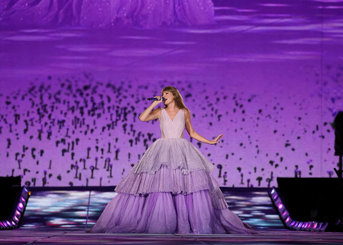 People Applaud Man For Paying His College Tuition After Selling Taylor Swift Tickets For $14K People Applaud Man For Paying His College Tuition After Selling Taylor Swift Tickets For $14K