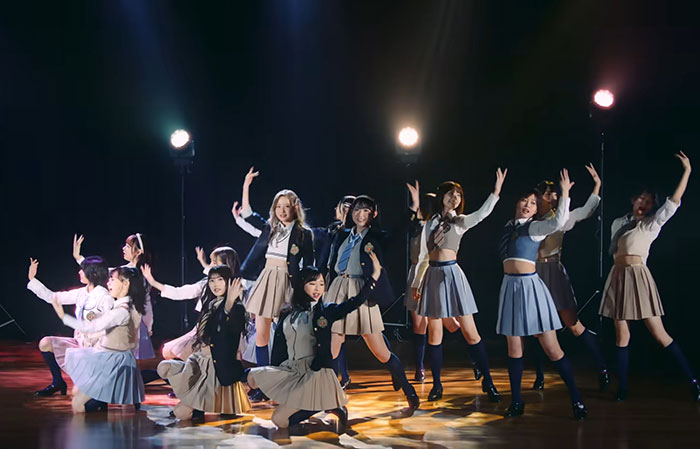 AKB48 band dancing and singing