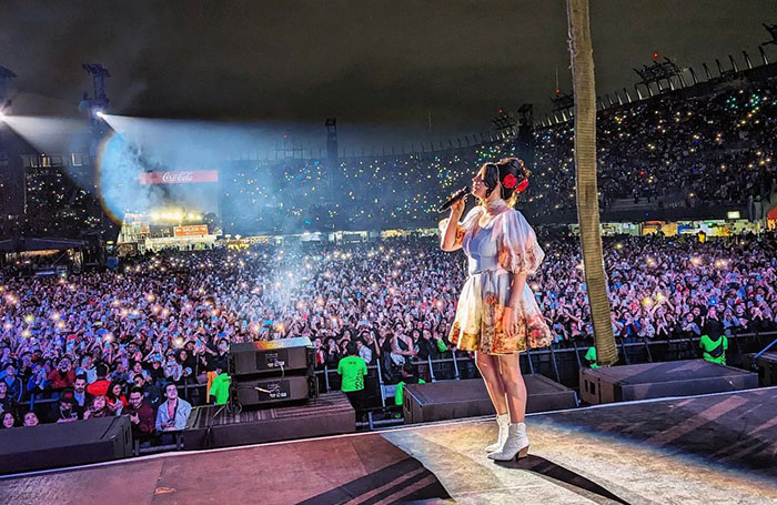 Lana Del Rey’s Mexico Performance Goes Viral After Crowd Gets Hit By A Mysterious Force Lana Del Rey’s Mexico Performance Goes Viral After Crowd Gets Hit By A Mysterious Force