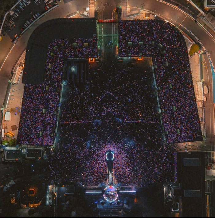 Lana Del Rey’s Mexico Performance Goes Viral After Crowd Gets Hit By A Mysterious Force Lana Del Rey’s Mexico Performance Goes Viral After Crowd Gets Hit By A Mysterious Force