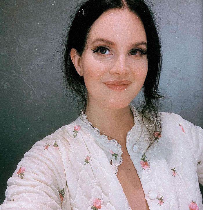 Lana Del Rey’s Mexico Performance Goes Viral After Crowd Gets Hit By A Mysterious Force Lana Del Rey’s Mexico Performance Goes Viral After Crowd Gets Hit By A Mysterious Force