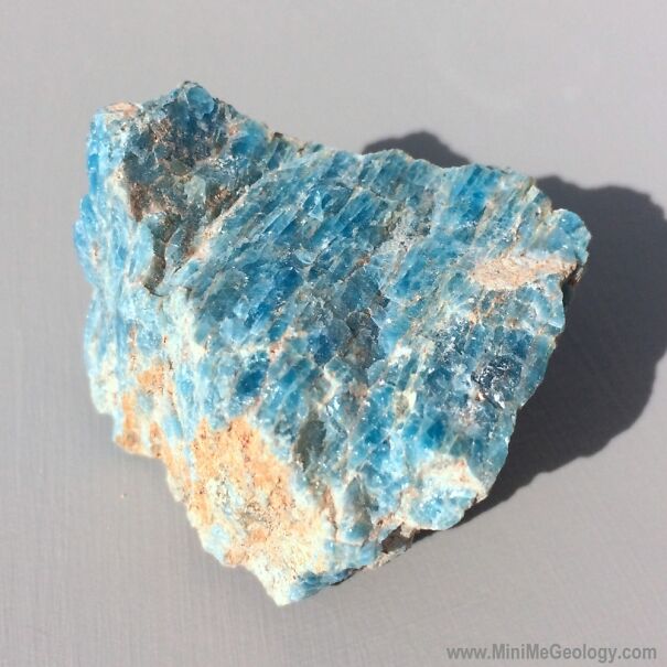 p4371-apatite_mineral_2-64ecc4aaa757a.jpg