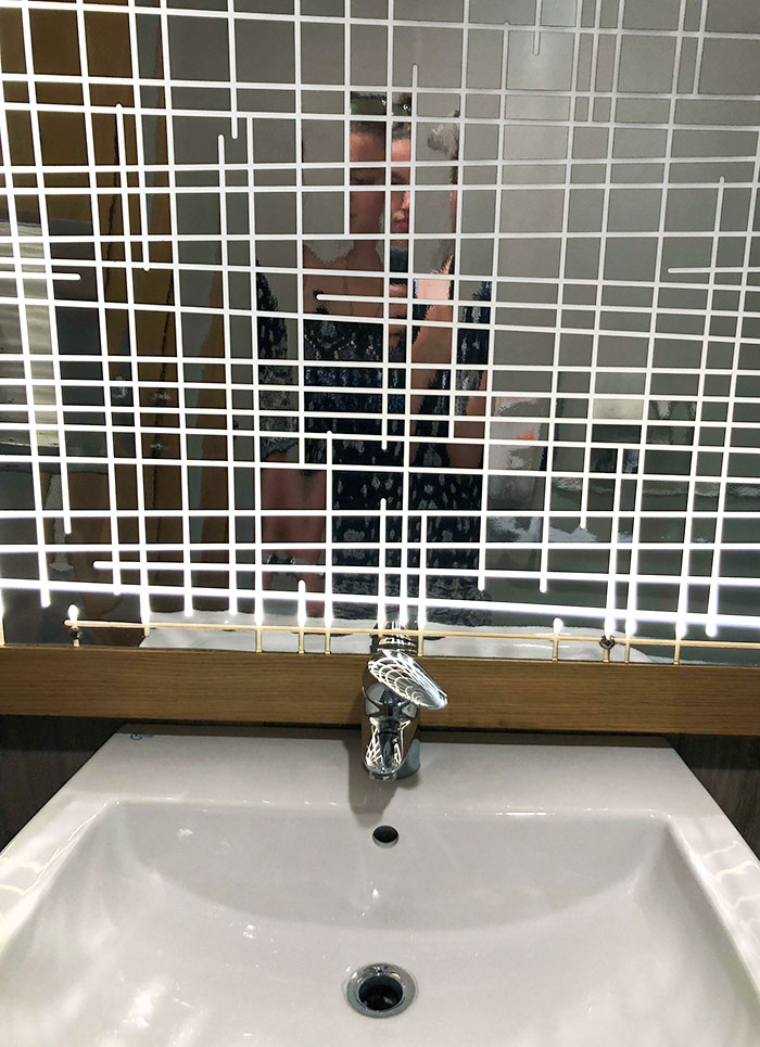 Espejo del baño en un bar italiano