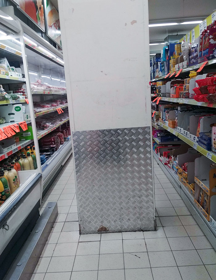 A Support Pillar In The Middle Of The Isle. There's A Dead End, So You Have To Leave Your Shopping Cart Here And Go Around To Take Stuff