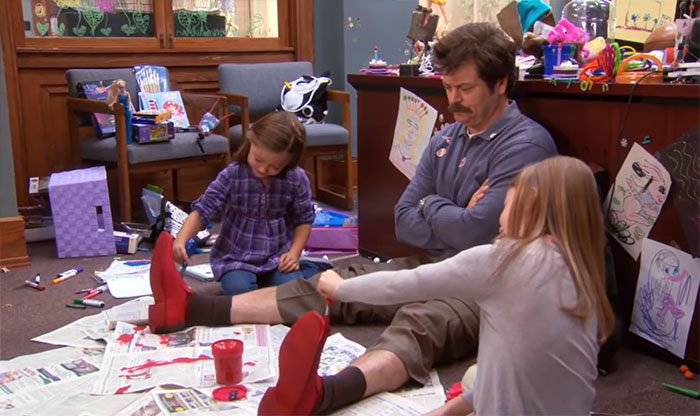 Ronan lets the kids color his shoes