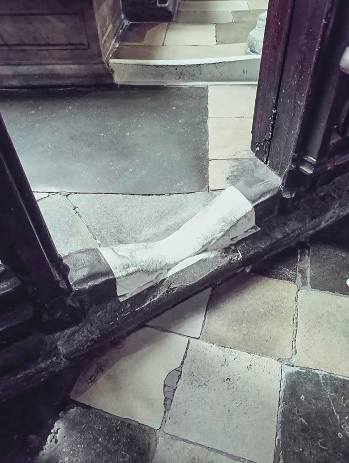 Peldaño desgastado en la abadía de Westminster, tras más de 800 años de visitantes