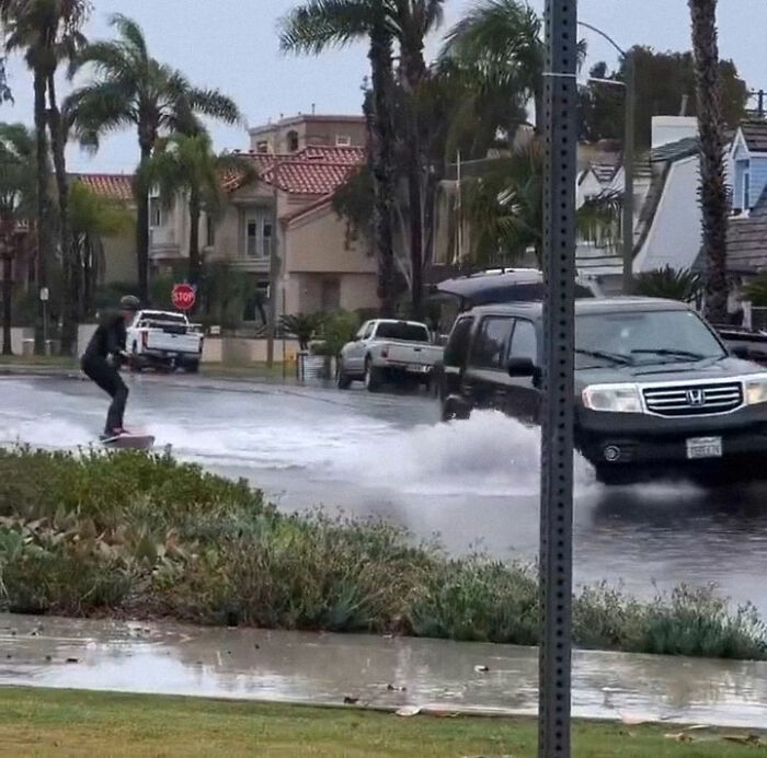 Earthquake And Storm Hit California, People Are Forced To Climb Trees To Escape Floodwaters And Mudslides Earthquake And Storm Hit California, People Are Forced To Climb Trees To Escape Floodwaters And Mudslides