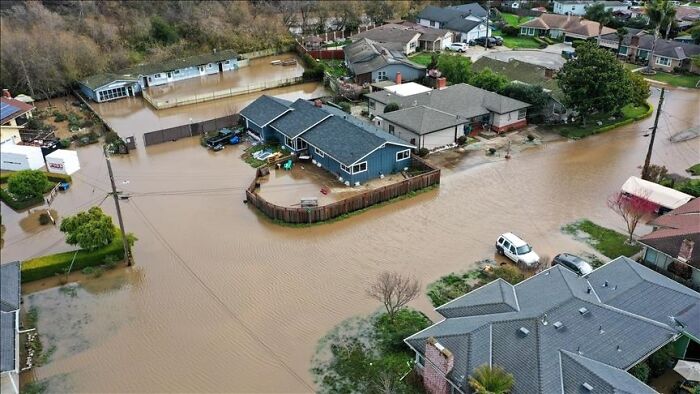 Earthquake And Storm Hit California, People Are Forced To Climb Trees To Escape Floodwaters And Mudslides Earthquake And Storm Hit California, People Are Forced To Climb Trees To Escape Floodwaters And Mudslides