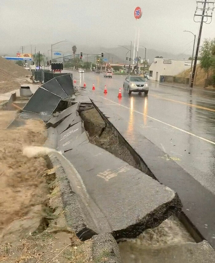Earthquake And Storm Hit California, People Are Forced To Climb Trees To Escape Floodwaters And Mudslides Earthquake And Storm Hit California, People Are Forced To Climb Trees To Escape Floodwaters And Mudslides