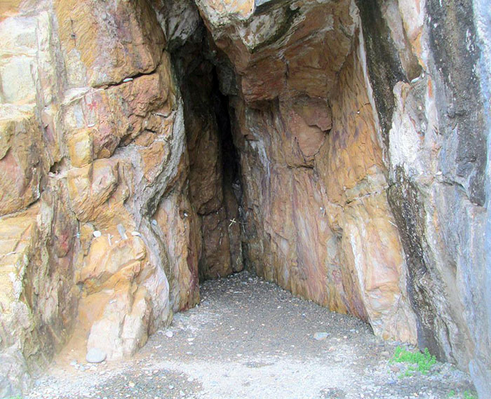 En un viaje familiar a Escocia, caminamos 2 horas para llegar a una famosa cueva, esperando meternos bajo tierra y todo. Esta es la cueva