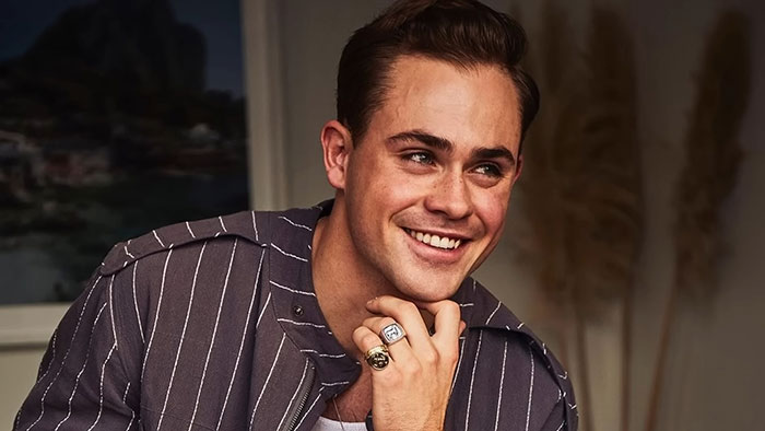 Woman Dumps Her "Very Toxic" Husband After Getting Catfished By Stranger Things Star's Imposter Woman Dumps Her "Very Toxic" Husband After Getting Catfished By Stranger Things Star's Imposter