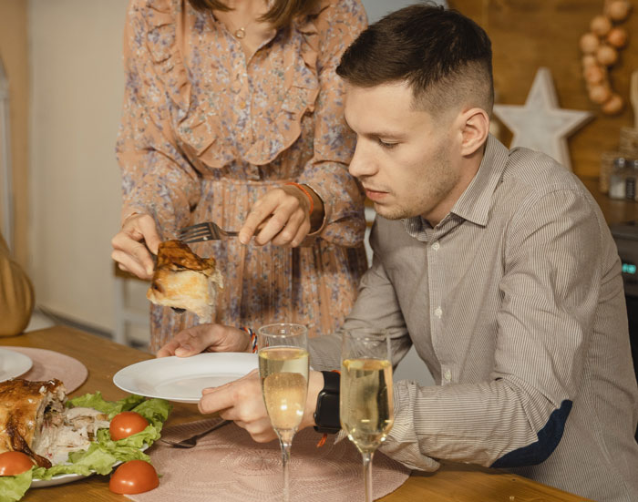 Guy Disregards Dad’s Advice On Table Manners, Regrets It During A Dinner With His GF’s Family Guy Disregards Dad’s Advice On Table Manners, Regrets It During A Dinner With His GF’s Family