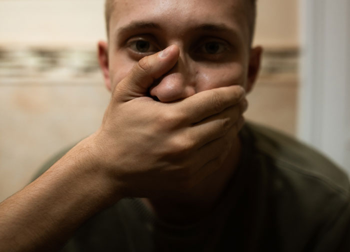 Guy Disregards Dad’s Advice On Table Manners, Regrets It During A Dinner With His GF’s Family Guy Disregards Dad’s Advice On Table Manners, Regrets It During A Dinner With His GF’s Family