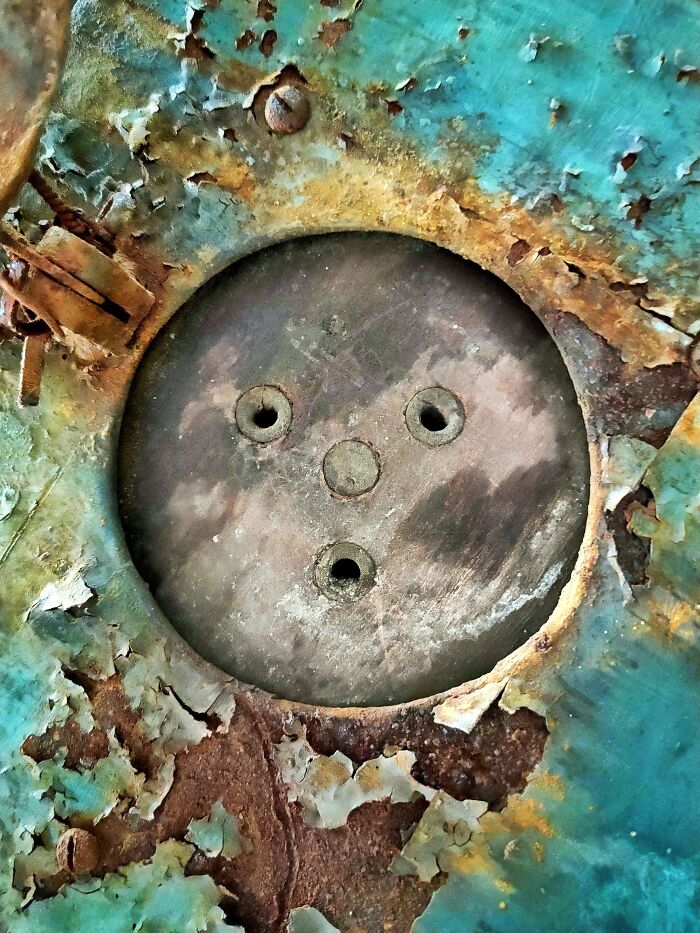 An image of an object that looks like it's surprised