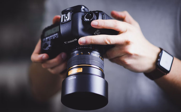 Bride Sobs After “Degrading” Pictures Get Shown At Wedding, Walks Out After Mom’s Speech Bride Sobs After “Degrading” Pictures Get Shown At Wedding, Walks Out After Mom’s Speech