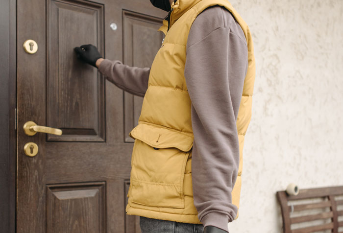 Worker Takes Boss’s Personal Visit While On Sick Leave As A Personal Space Violation, Reports Him Worker Takes Boss’s Personal Visit While On Sick Leave As A Personal Space Violation, Reports Him