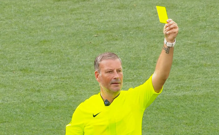 Referee Left Speechless After Player Brilliantly Declined Yellow Card Referee Left Speechless After Player Brilliantly Declined Yellow Card