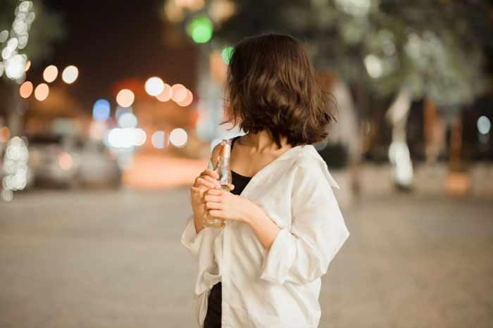 Mom Bans Alcohol For Her Son’s 18-Year-Old Girlfriend, Family Drama Ensues Mom Bans Alcohol For Her Son’s 18-Year-Old Girlfriend, Family Drama Ensues