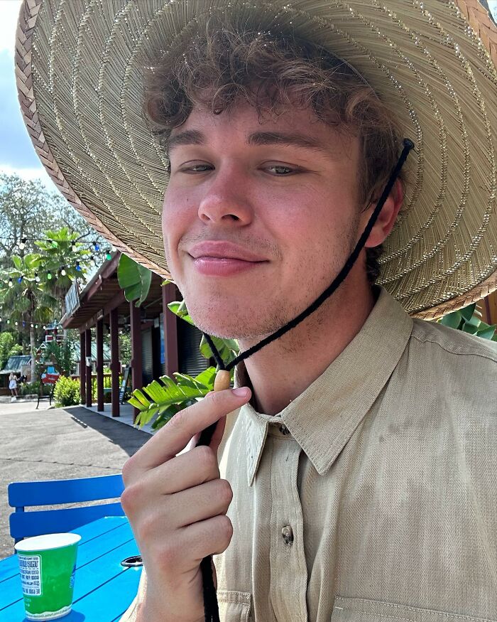 Fashion Week Impostor Goes Viral As He Catwalks Wearing A Trash Bag And No One Notices Fashion Week Impostor Goes Viral As He Catwalks Wearing A Trash Bag And No One Notices