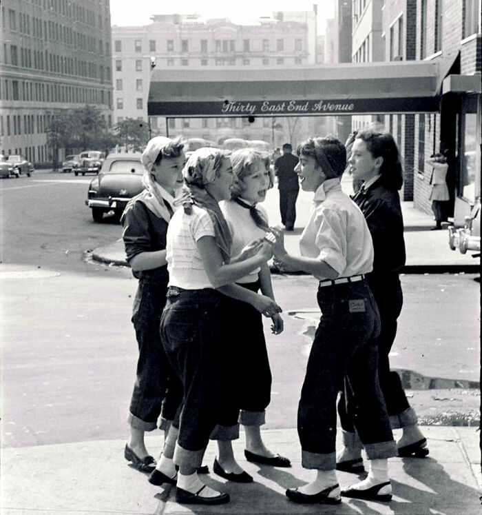 Chicas charlando en Nueva York, años 50