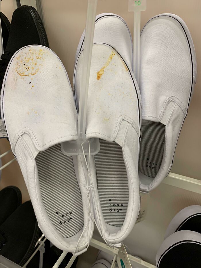 Alguien ha cambiado su calzado asqueroso por un par nuevo en la tienda