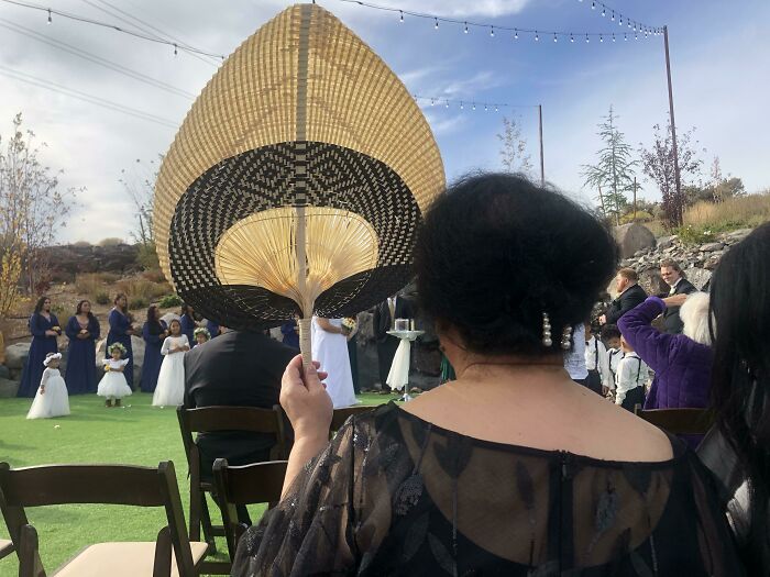 Fui temprano a una boda, me senté en un buen sitio y pocos minutos antes de empezar, esta mujer se sentó delante, bloqueando toda la vista y negándose a guardar su abanico