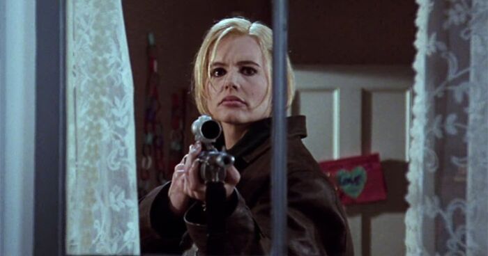 Charlie from The Long Kiss Goodnight movie holding a gun