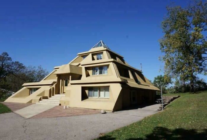 A orillas de un lago en Iowa, la casa pirámide con 6 dormitorios
