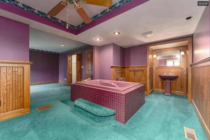 En Suite Carpeted Bathroom