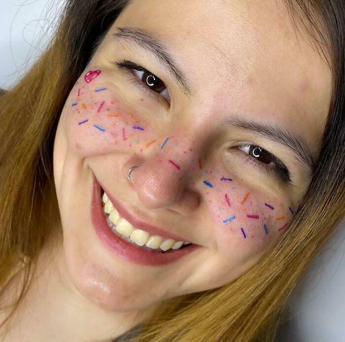 Tatuaje facial de chispitas de colores
