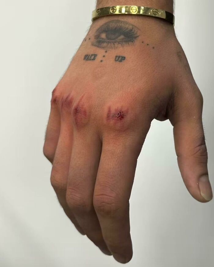 Tatuaje en los nudillos de marcas de pelea
