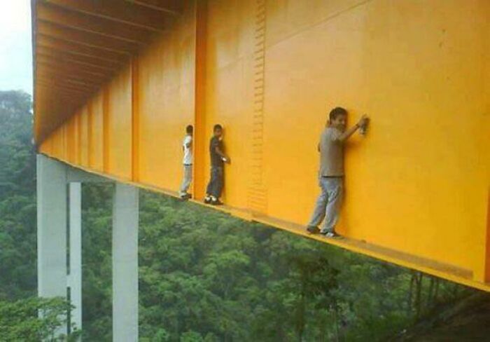 Grafiteros en un puente a 131 metros de altura