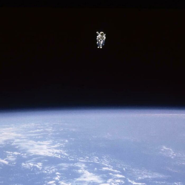 Astronauta Bruce Mccandless dándose el primer paseo espacial sin anclajes