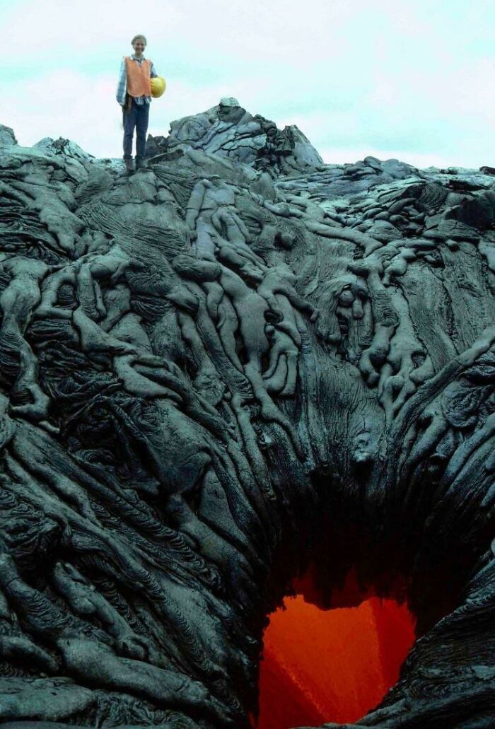 Este volcán activo parece un montón de almas condenadas siendo arrastradas al infierno
