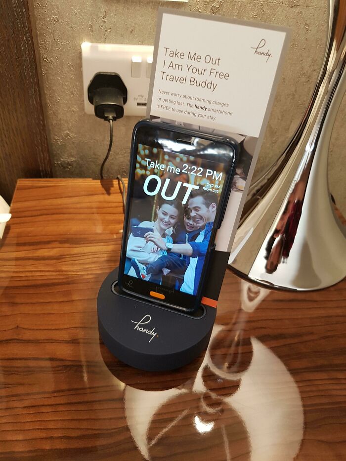 Esta habitación de hotel viene con un móvil android extra con llamadas y datos gratis