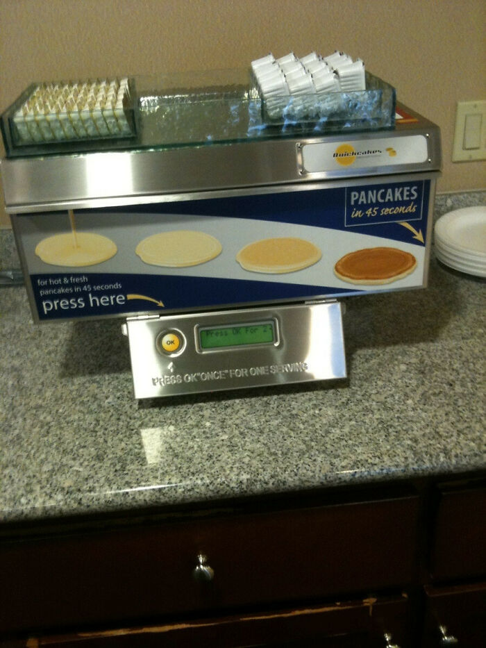 Máquina de tortitas para el desayuno en el hotel