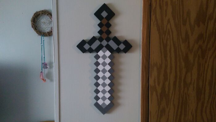 Mi abuela pensó que era una cruz y lo colgó. No le he dicho nada