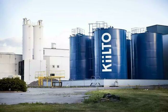 La compañía "Kiilto" incluye en su logo la bandera de Finlandia de forma ingeniosa